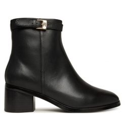 Botki Tommy Hilfiger. Czarne botki Tommy Hilfiger, bez wzorów, bez obcasa, na słupku, bez zapięcia. Za 599.99 zł.