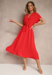 Czerwona Rozkloszowana Sukienka z Gumką w Talii i Wiązaniem Sepenira. Czerwone sukienki Renee, na co dzień, xs, bez wzorów, z jeansu, eleganckie, bez kołnierzyka, bez ramiączek, maxi, kopertowe. W wyprzedaży za 63.99 zł.