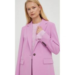 BOSS marynarka 50458647 kolor fioletowy jednorzędowa gładka. Fioletowe marynarki i żakiety Boss, bez wzorów, z materiału, klasyczne, bez ramiączek. Za 1,689.90 zł.