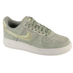 Buty sportowe Sneakersy damskie, W Air Force 1 07 SE. Zielone buty sportowe lifestyle Nike, bez wzorów, casualowe, bez zapięcia. Za 499.99 zł.