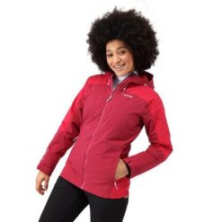 Kurtka turystyczna zimowa damska Highton ze stretchem. Czerwone kurtki przeciwdeszczowe Regatta, na zimę, bez wzorów, bez kaptura, trekkingowe. Za 299.55 zł.