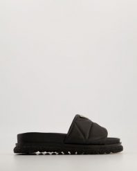 PIKOWANE KLAPKI 083192035 BLACK. Czarne klapki Venezia, bez wzorów, ze skóry, bez obcasa, bez zapięcia. Za 199.00 zł.