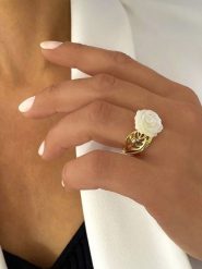 Les Petites Précieuses Pozłacany pierścionek z masą perłową i cyrkoniami rozmiar: 50. Białe pierścionki Les Petites Précieuses, z cyrkonią, pozłacane. Za 165.99 zł.