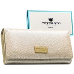 Portfel damski w kolorze ecru zamykany na zatrzask, pokryty subtelnym wzorem na klapce - Peterson. Portfele Peterson, bez wzorów, ze skóry ekologicznej. Za 79.99 zł.