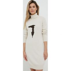 Trussardi sukienka z domieszką wełny kolor beżowy mini prosta. Brązowe sukienki TRUSSARDI, na co dzień, l, bez wzorów, z dzianiny, bez kołnierzyka, bez ramiączek, maxi, proste. W wyprzedaży za 589.99 zł.