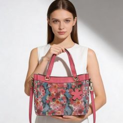 Torebka damska Laura Vita, z materiału syntetycznego z dekoracyjnym nadrukiem kwiatowym krótkie uchwyty do noszenia w dłoni regulowany pasek na ramię. Czerwone listonoszki LAURA VITA, bez wzorów, z materiału, eleganckie, na ramię, z nadrukiem, bez dodatków. Za 319.00 zł.
