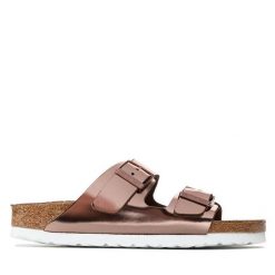 Klapki Birkenstock. Czerwone klapki Birkenstock, bez wzorów, bez obcasa, bez zapięcia. Za 539.99 zł.