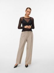 Vero Moda Bluzka w kolorze czarnym rozmiar: S. Czarne bluzki Vero Moda, s, bez wzorów, z materiału, bez kołnierzyka, bez ramiączek. Za 56.99 zł.