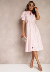 Różowa Sukienka w Koszulowym Stylu z Paskiem Ozdobiona Koronką Ilidia. Czerwone sukienki Renee, do pracy, m, z aplikacjami, z koronki, biznesowe, bez kołnierzyka, bez ramiączek, midi, koszulowe. Za 199.99 zł.