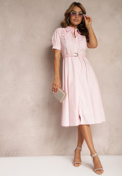 Różowa Sukienka w Koszulowym Stylu z Paskiem Ozdobiona Koronką Ilidia. Czerwone sukienki Renee, do pracy, m, z aplikacjami, z koronki, biznesowe, bez kołnierzyka, bez ramiączek, midi, koszulowe. Za 199.99 zł.