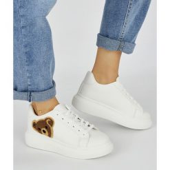 Białe damskie buty sportowe z misiem. Białe buty treningowe bez wzorów, bez zapięcia. Za 126.76 zł.