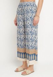 Niebieskie Bawełniane Spodnie z Wysokim Stanem o Długości 7/8 ze Wzorem Boho Lisavinea. Niebieskie jeansy Born2be, z aplikacjami, z bawełny, boho, z podwyższonym stanem. Za 49.99 zł.