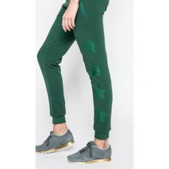 Femi Stories - Spodnie Sky. Spodnie sportowe marki Femi Stories. W wyprzedaży za 139.90 zł.