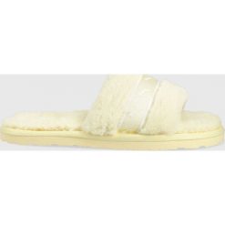 Puma kapcie Puma Fluff Remix kolor żółty. Żółte kapcie Puma, bez wzorów, z materiału. Za 149.99 zł.