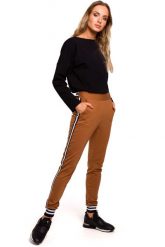 Karmelowe Dzianinowe Spodnie z Lampasem i Ściągaczami. Brązowe spodnie dresowe MOE, bez wzorów, z bawełny. Za 229.90 zł.