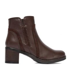 Botki Go Soft. Brązowe botki GO SOFT, bez wzorów, bez obcasa, na słupku, bez zapięcia. Za 139.99 zł.