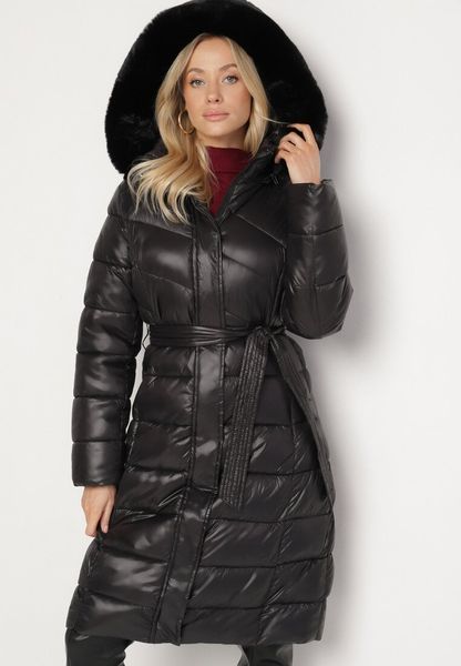 Czarna Pikowana Kurtka o Długim Kroju z Odpinanym Kapturem z Futerkiem i Paskiem oleti. Czarne kurtki Born2be, na zimę, l, bez wzorów, z jeansu, eleganckie. Za 169.99 zł.