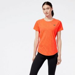 Koszulka damska New Balance WT23281ERE – pomarańczowa. Brązowe t-shirty sportowe New Balance, xs, bez wzorów, z materiału, bez ramiączek, na fitness i siłownię. W wyprzedaży za 129.99 zł.