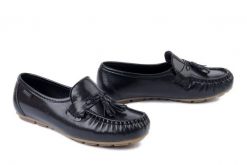 SOLO 018W czarny napl., półbuty damskie. Czarne półbuty wsuwane Solo, bez wzorów, ze skóry, bez obcasa. Za 264.90 zł.