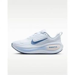 Buty do biegania damskie Nike Vomero Plus. Białe buty do biegania Nike, bez wzorów, z materiału, bez zapięcia, do biegania. Za 1,072.00 zł.