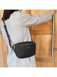 ATELIERS SAINT GERMAIN Skórzana saszetka w kolorze czarnym - 26 x 15 x 9 cm rozmiar: onesize. Czarne nerki i saszetki ATELIERS SAINT GERMAIN, bez wzorów, z materiału, sportowe, bez dodatków. Za 369.99 zł.