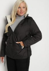 Czarna Pikowana Kurtka Plus Size z Odpinanym Kapturem i Wsuwanymi Kieszeniami Anselie. Czarne kurtki Born2be, plus size, bez wzorów, z jeansu, eleganckie. W wyprzedaży za 125.99 zł.
