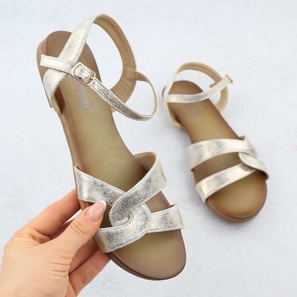 Sandały damskie złote S.Barski KV51-022. Żółte sandały S.BARSKI, bez wzorów, ze skóry ekologicznej, bez obcasa, bez zapięcia. Za 68.00 zł.