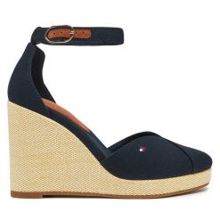 Półbuty Tommy Hilfiger. Niebieskie półbuty wsuwane Tommy Hilfiger, bez wzorów, bez obcasa, na koturnie. Za 289.99 zł.