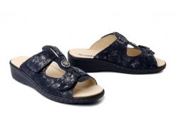 DR. BRINKMANN 701079-05 blau, klapki damskie. Niebieskie klapki Dr. Brinkmann, bez wzorów, ze skóry, bez obcasa, bez zapięcia. Za 314.41 zł.