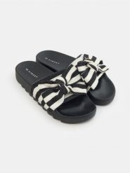 Klapki z dużą kokardą w paski - wielobarwny. Klapki Sinsay, bez wzorów, bez obcasa, bez zapięcia. Za 39.99 zł.