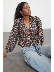 Trendyol Bluzka w kolorze jasnobrązowo-czarnym rozmiar: 36. Brązowe bluzki Trendyol, bez wzorów, bez kołnierzyka, bez ramiączek. Za 67.45 zł.