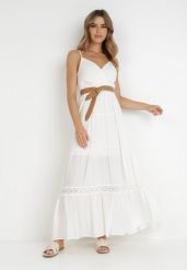 Biała Sukienka z Paskiem Maerea. Białe sukienki Born2be, l, bez wzorów, z koronki, boho, bez kołnierzyka, bez ramiączek, maxi, kopertowe. Za 179.99 zł.