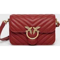 Pinko torebka skórzana kolor czerwony. Czerwone listonoszki Pinko, bez wzorów, na ramię, bez dodatków. W wyprzedaży za 799.99 zł.