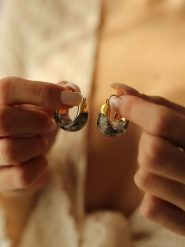 Pierres delicates Pozłacane kolczyki-kreole z masą perłową rozmiar: onesize. Szare kolczyki Pierres delicates, z perłą, pozłacane. Za 43.99 zł.