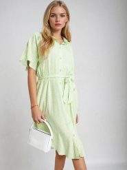 Monki Sukienka w kolorze zielonym rozmiar: M. Zielone sukienki Monki, na co dzień, m, bez wzorów, z tkaniny, bez kołnierzyka, bez ramiączek, midi, proste. Za 39.99 zł.