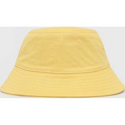 Levi's kapelusz bawełniany kolor żółty bawełniany. Żółte kapelusze Levi's, bez wzorów, z bawełny. W wyprzedaży za 134.99 zł.