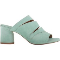 Marco Shoes Klapki damskie ze skóry, pocięte pasy zielone. Zielone klapki Marco Shoes, bez wzorów, ze skóry, casualowe, bez obcasa, bez zapięcia. Za 269.00 zł.