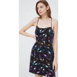 Desigual sukienka 22SWVKXD kolor czarny mini dopasowana. Czarne sukienki Desigual, l, bez wzorów, z dzianiny, bez kołnierzyka, bez ramiączek, mini, dopasowane. W wyprzedaży za 244.99 zł.