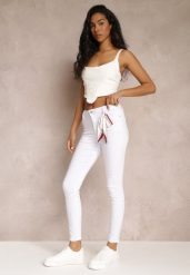 Białe Spodnie Skinny z Wysokim Stanem i Ozdobną Chustką Hyadia. Białe jeansy Renee, bez wzorów, z jeansu, z podwyższonym stanem. W wyprzedaży za 51.99 zł.