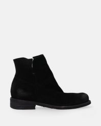 ZAMSZOWE BOTKI W CZARNYM KOLORZE M014SUBLOBB012. Czarne botki Venezia, bez wzorów, ze skóry, bez obcasa, bez zapięcia. Za 579.00 zł.