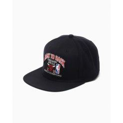 Czapka typu snapback Chicago Bulls 91-92 Back To Back Champs HWC. Czarne czapki z daszkiem Mitchell & Ness, bez wzorów. Za 186.00 zł.