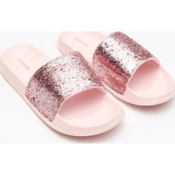 Klapki - Różowy. Klapki marki Cropp. Za 49.99 zł.