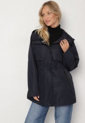 Granatowa Klasyczna Kurtka Parka z Kapturem i Ściągaczem w Pasie Cinelle. Niebieskie kurtki Born2be, l, bez wzorów, z jeansu, klasyczne, z kapturem. Za 189.99 zł.