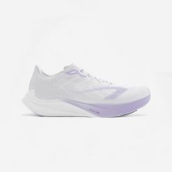 Buty do biegania damskie Kiprun KD900 Light. Białe buty do biegania KIPRUN, bez wzorów, z kauczuku, bez zapięcia, do biegania. Za 299.99 zł.