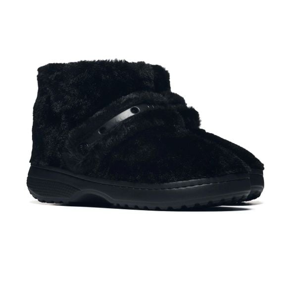 Kapcie Crocs CLASSIC UNFURGETTABLE BOOT 211743-060. Czarne kapcie Crocs, bez wzorów, z gumy. Za 295.35 zł.