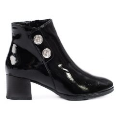 Klasyczne lakierowane botki damskie na słupku czarne. Czarne botki bez wzorów, z lakierowanej skóry, eleganckie, bez obcasa, na słupku, bez zapięcia. Za 245.97 zł.