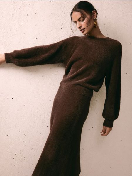 Pluszowy sweter - ciemnobrązowy. Brązowe swetry Reserved, l, bez wzorów, z dzianiny, bez ramiączek. Za 159.99 zł.