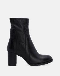 CZARNE BOTKI NA OBCASIE P26206 NERO. Czarne botki Venezia, bez wzorów, ze skóry, bez obcasa, na obcasie, bez zapięcia. Za 699.00 zł.