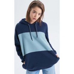 Dwukolorowa bluza z kapturem - Granatowy. Bluzy marki Cropp. W wyprzedaży za 39.99 zł.