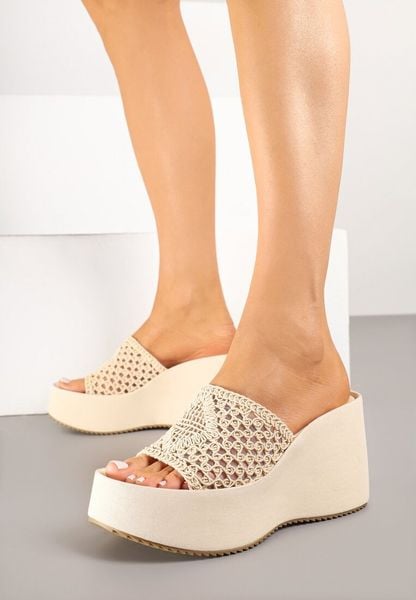 Beżowe Klapki na Koturnie z Szydełkowym Paskiem Solmia. Brązowe klapki Born2be, bez wzorów, eleganckie, bez obcasa, na koturnie, bez zapięcia. Za 99.99 zł.